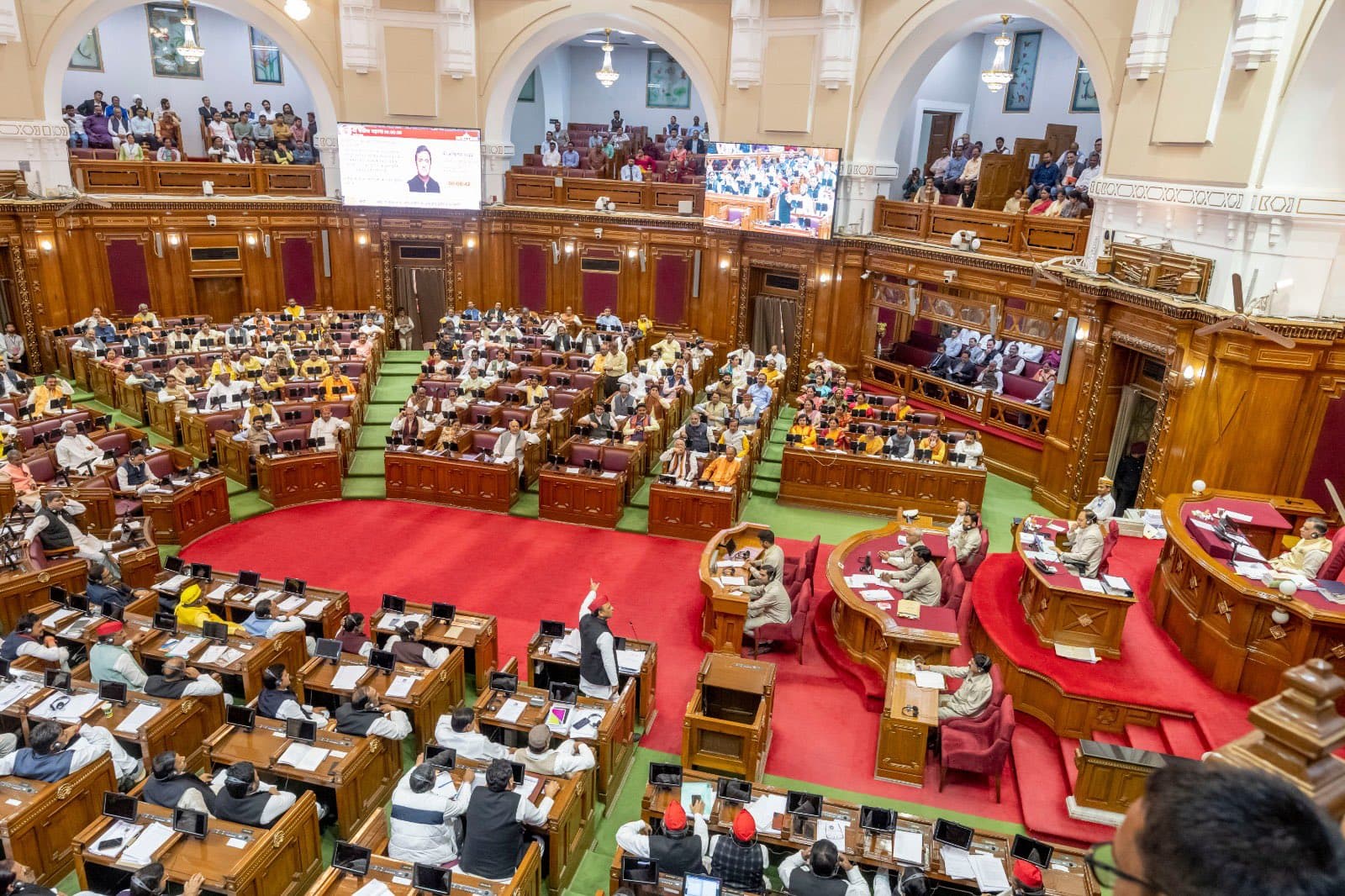 UP Budget Session 2023: अखिलेश यादव के 'चिकित्सक भर्ती विज्ञापन' पर ब्रजेश पाठक नहीं दे सके जवाब, कही ये बात