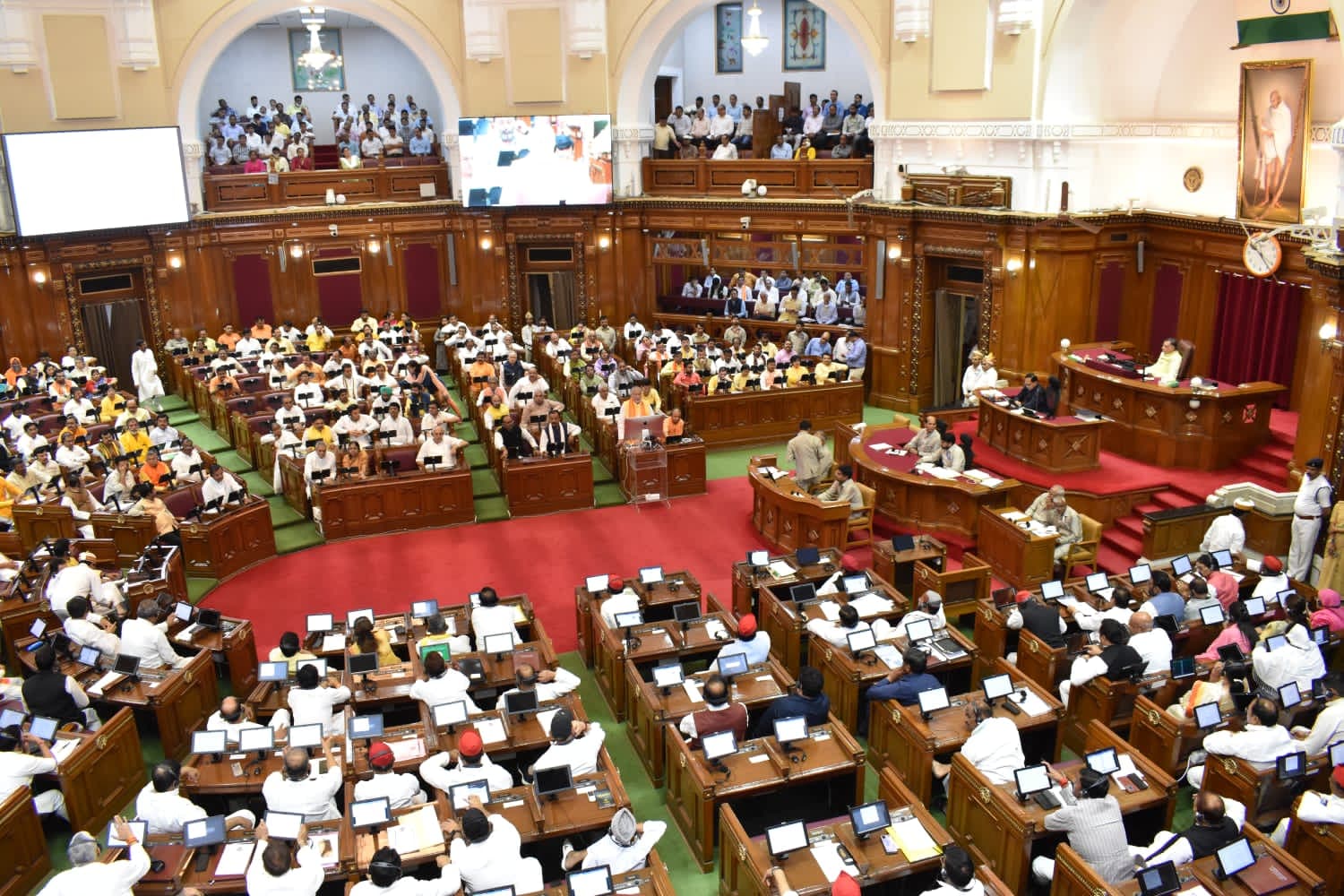 UP Budget 2023: योगी आदित्यनाथ सरकार दो मुफ्त सिलेंडर का वादा कर सकती है पूरा, लोकसभा चुनाव की बिछेगी बिसात