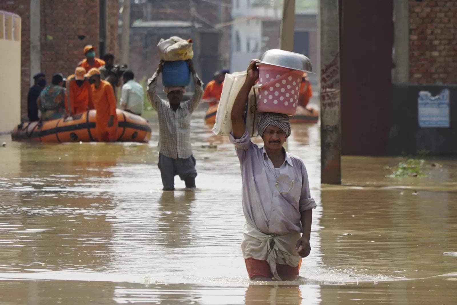 UP Weather Update: यूपी में भारी बारिश से बिगड़ सकता है मौसम का मिजाज, उफान पर गंगा-यमुना, लोग कर रहे पलायन