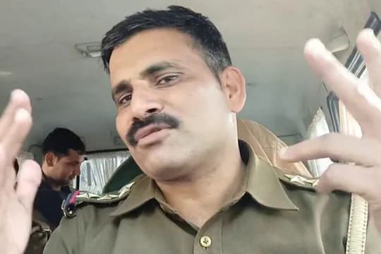 UP Chunav 2022: चुनाव में लगी ड्यूटी तो दरोगा जी बने शायर, वीडियो पर आए लोगों के ऐसे रिएक्शन