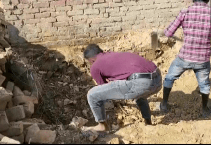 उन्नाव पुलिस को कई दिनों से लापाता युवती की मिली लाश, पूर्व मंत्री के आश्रम के बगल में दफनाया गया था शव
