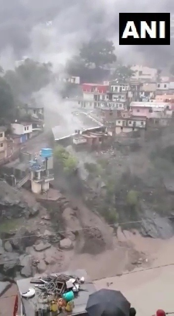 उत्तराखंड के टिहरी में बादल फटने से मूसलाधार बारिश, कई घरों और दुकानों को भारी नुकसान, SDRF की टीम रवाना