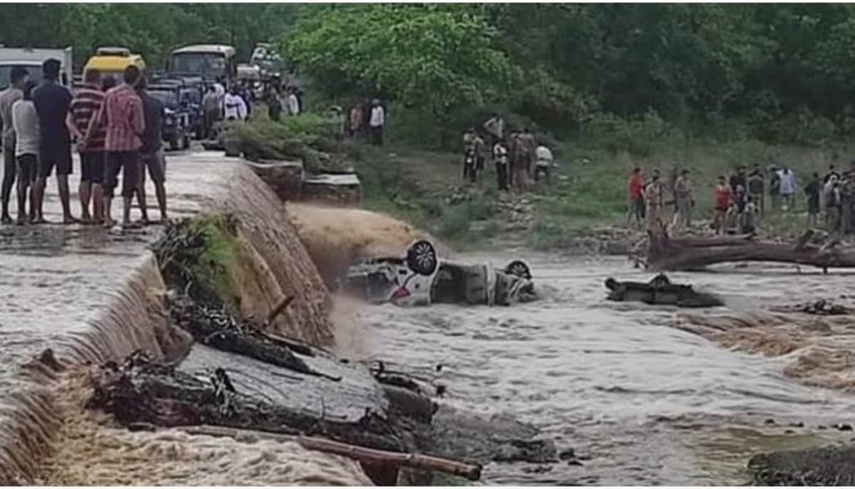 Uttarakhand Car Accident: पर्यटकों से भरी कार उफनती नदी में गिरी, गाड़ी में सवार 10 लोगों में से 9 की मौत