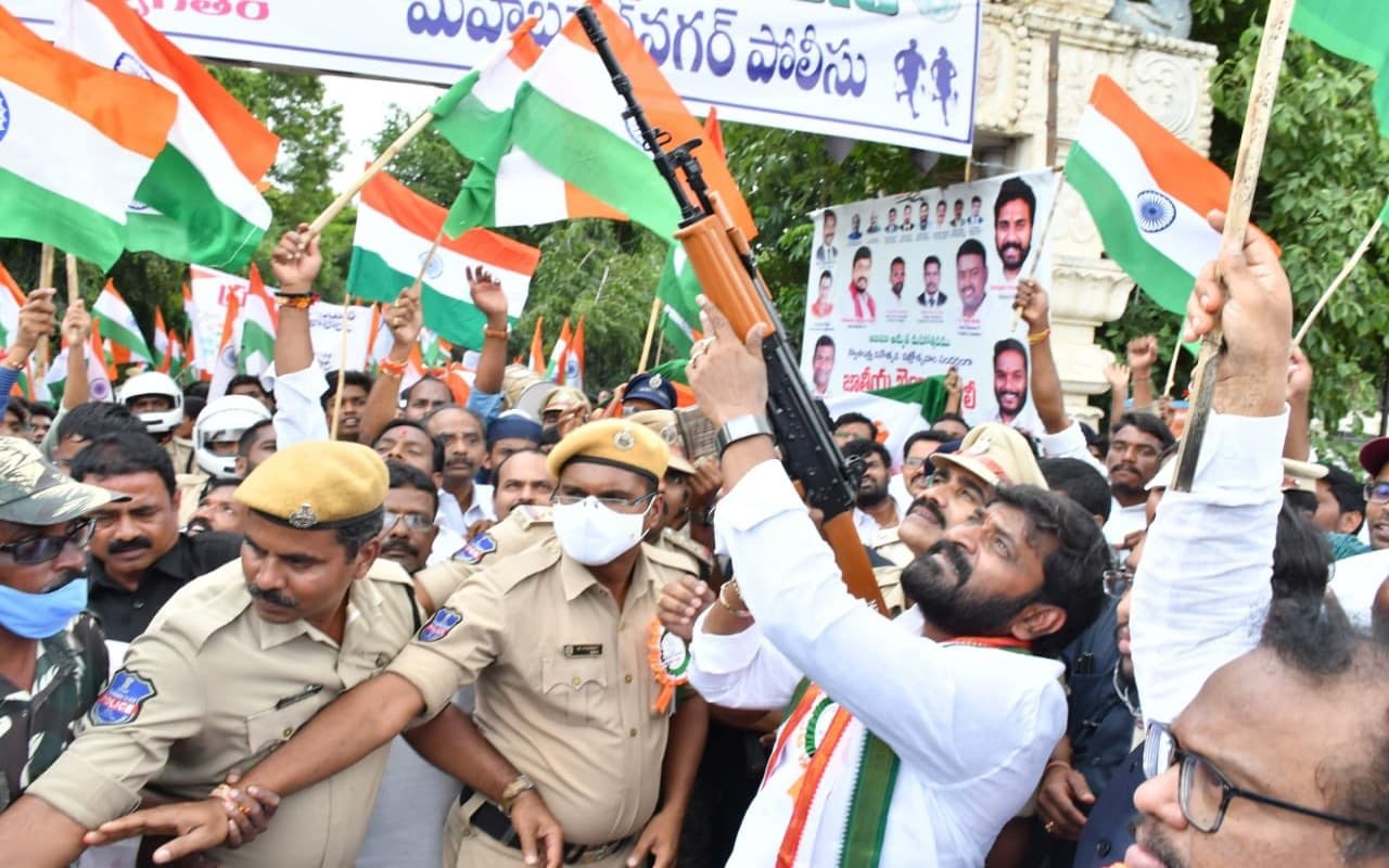 Srinivas Goud : हवा में गोली दाग आजादी मनाने पर बुरे फंसे तेलंगाना के माननीय, पहले भी दिखाए हैं कई कमाल