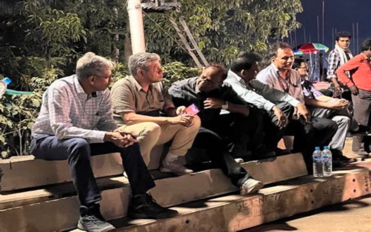 ओडिशा क्रैश साइट पर बैठे रेल मंत्री अश्विनी वैष्णव की तस्वीर वायरल, जानें क्या है कारण ओडिशा क्रैश साइट पर बैठे रेल मंत्री अश्विनी वैष्णव की तस्वीर वायरल, जानें क्या है कारण
