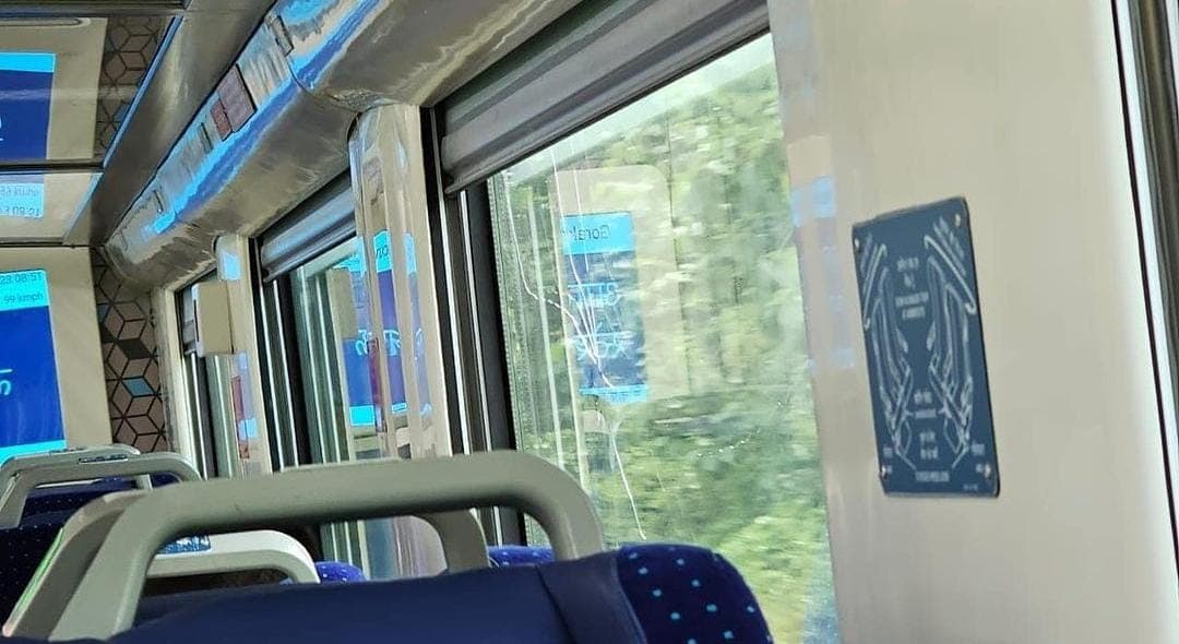 Indian Railway: गोरखपुर से रवाना हुई वंदे भारत एक्सप्रेस पर अराजक तत्वों ने किया पथराव, खिड़कियों के शीशे चटके