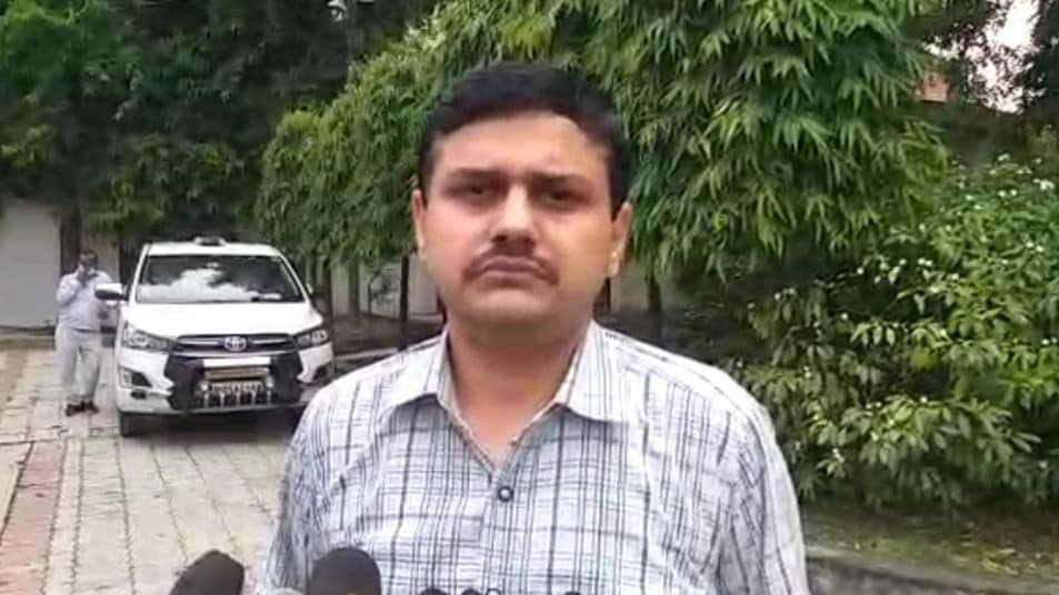 Varanasi News: वाराणसी में किसानों की सहमति के बिना काटी गई फसल, जानें क्या बोले जिलाधिकारी कौशल राज शर्मा