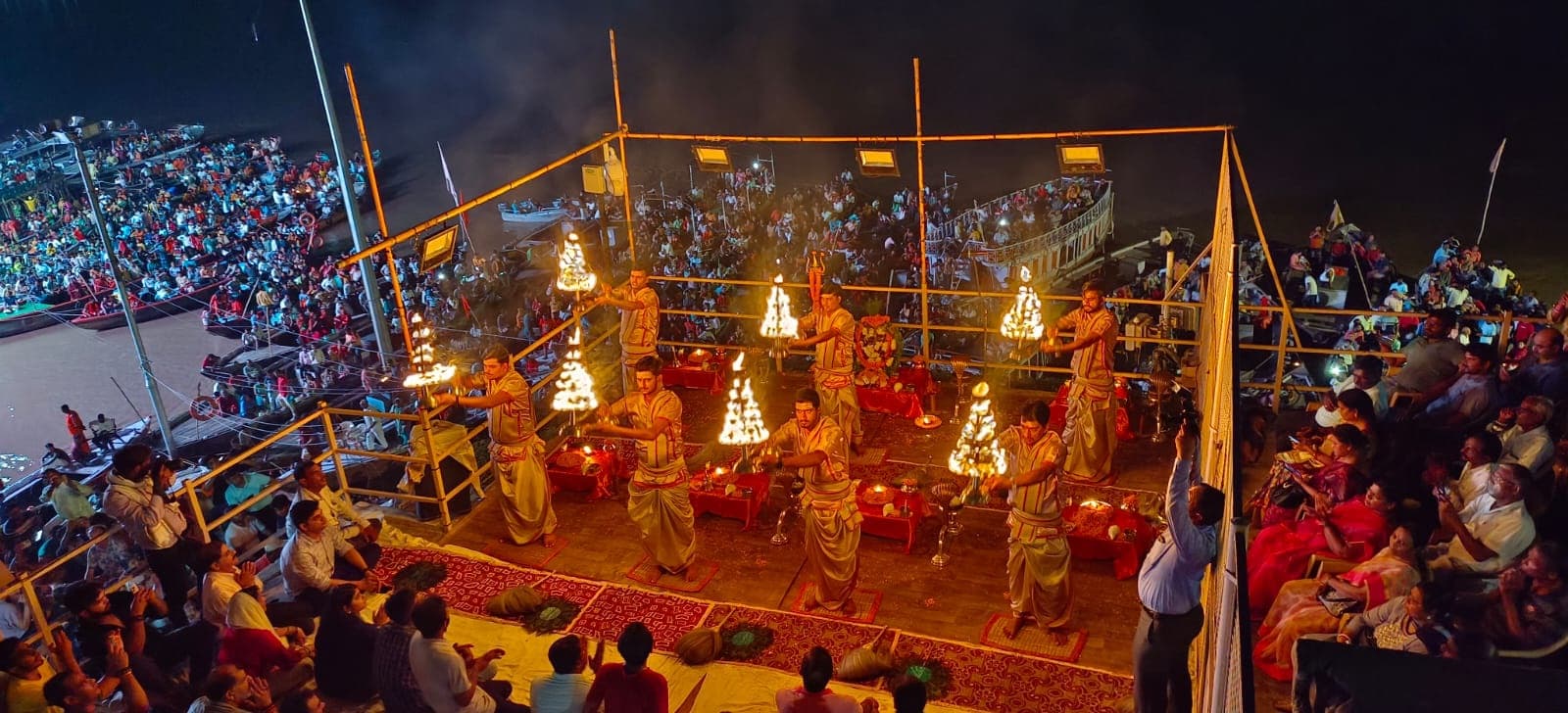 Varanasi: सावन के अंतिम सोमवार पर उमड़ा श्रद्धालुओं का हुजूम, हर-हर महादेव के जयकारों से गूंज उठी काशी