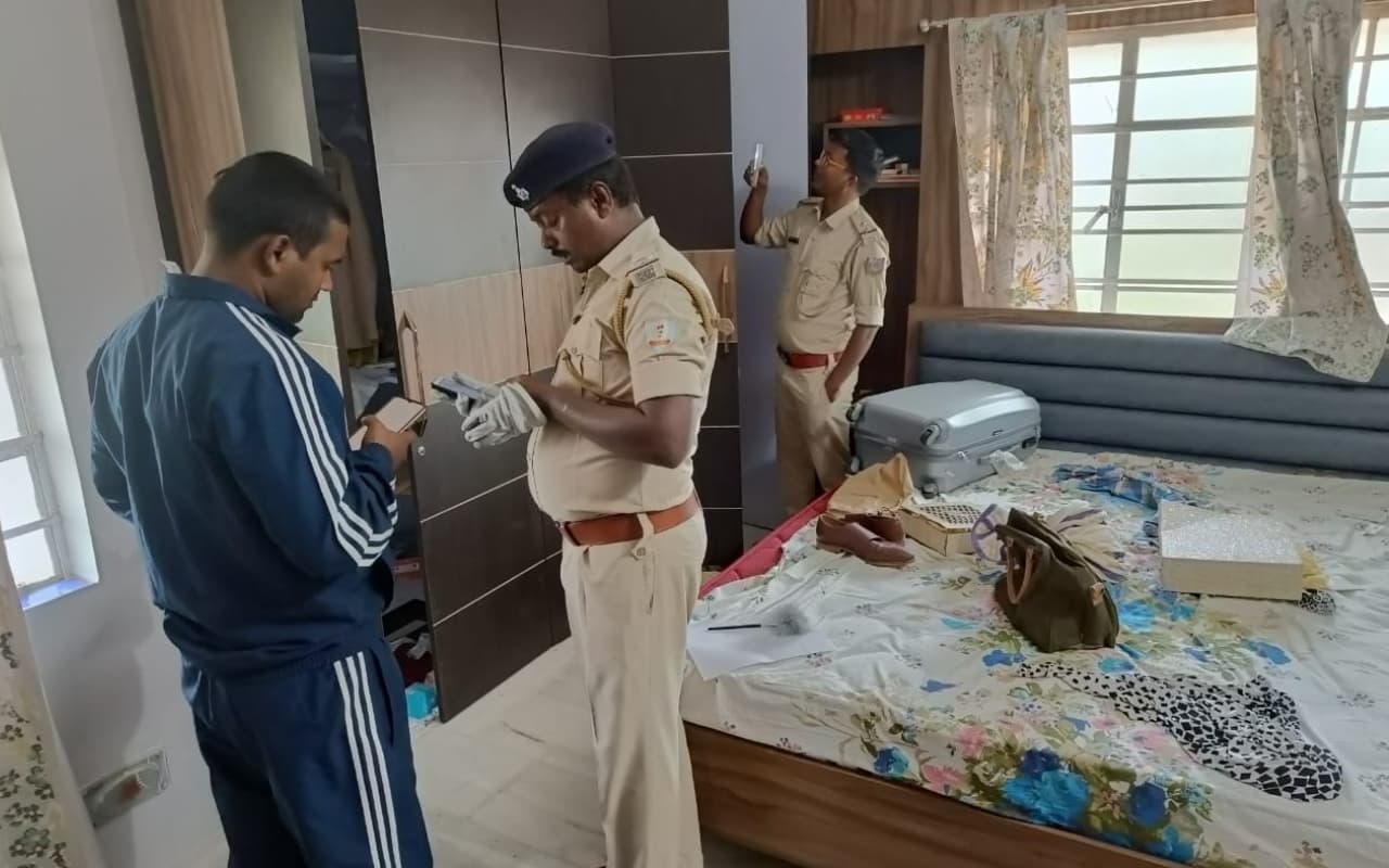 सिमडेगा में अधिवक्ता के घर लूटकांड, पहले दंपती से मारपीट, फिर 6 लाख की लूट कर अपराधी फरार सिमडेगा में अधिवक्ता के घर लूटकांड, पहले दंपती से मारपीट, फिर 6 लाख की लूट कर अपराधी फरार