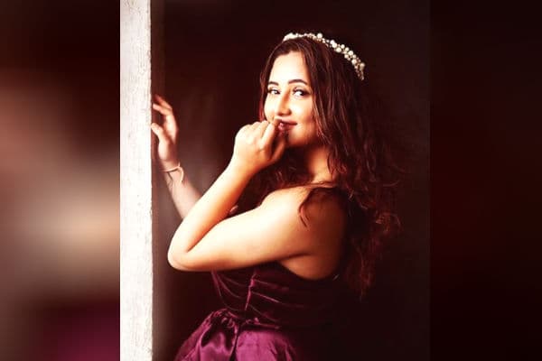 रश्मि देसाई की खूबसूरती पर फैंस बोले- तेरी सूरत से नहीं…