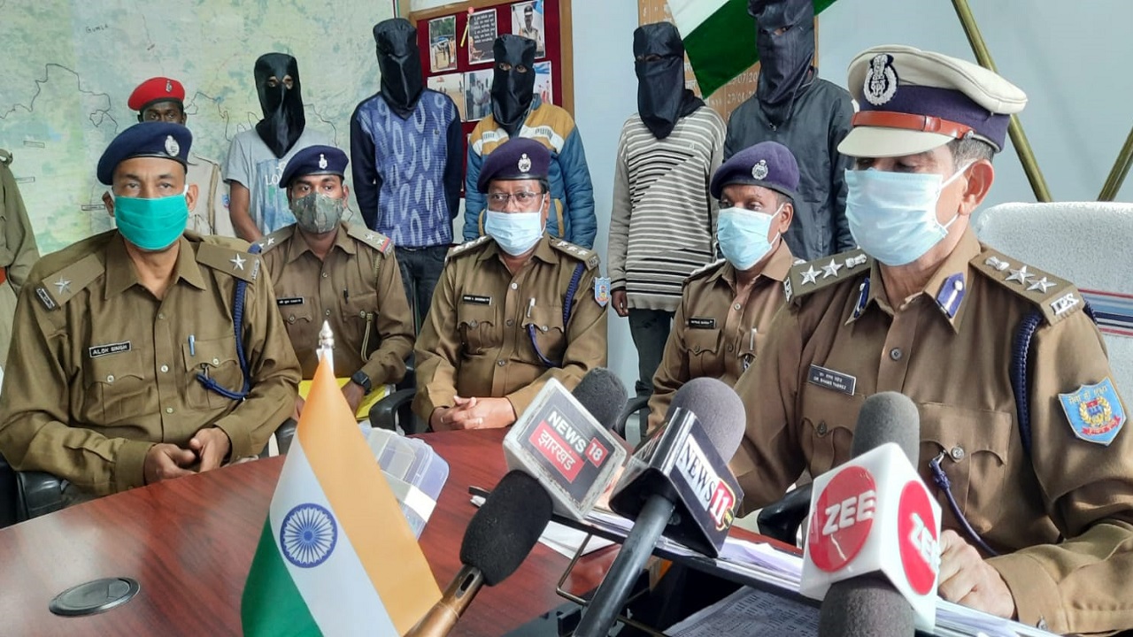 झारखंड पुलिस को मिली सफलता, वाहन चोर गिरोह के 5 सदस्य अरेस्ट, ट्रैक्टर व बाइक समेत 15 हजार रुपये बरामद