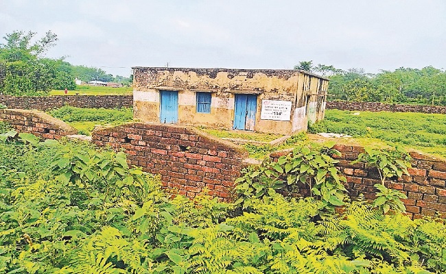 Bihar News: 1982 में निर्मित अस्पताल में अब रखा जाने लगा जलावन, कागजों पर ही होता है अब सारा इलाज, जानें हकीकत…