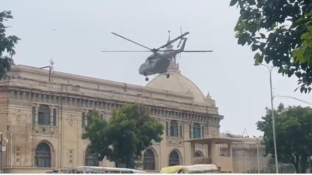 यूपी विधान भवन के ऊपर मंडराया हेलीकॉप्टर, हाई सिक्योरिटी जोन होने के कारण मचा हड़कंप! यूपी विधान भवन के ऊपर मंडराया हेलीकॉप्टर, हाई सिक्योरिटी जोन होने के कारण मचा हड़कंप!