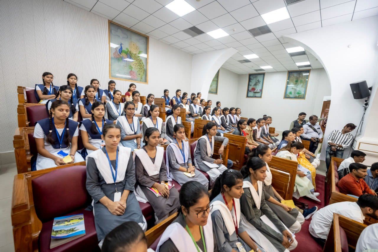 UP Monsoon Session Photo: यूपी विधानसभा में महिला स्पेशल सत्र, छात्राओं-महिलाओं की उपस्थिति