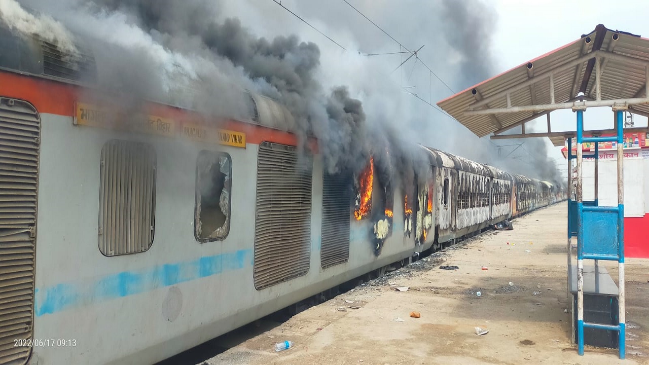 Agneepath Scheme Protest: बिहार के लखीसराय में बवाल, विक्रमशिला एक्सप्रेस व इंटरसिटी आग के हवाले, लूटपाट