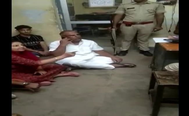 कोरोना वैक्सीन के डर से ड्रम के पीछे छिपी बुजुर्ग महिला, सोशल मीडिया पर वीडियो हुआ वायरल