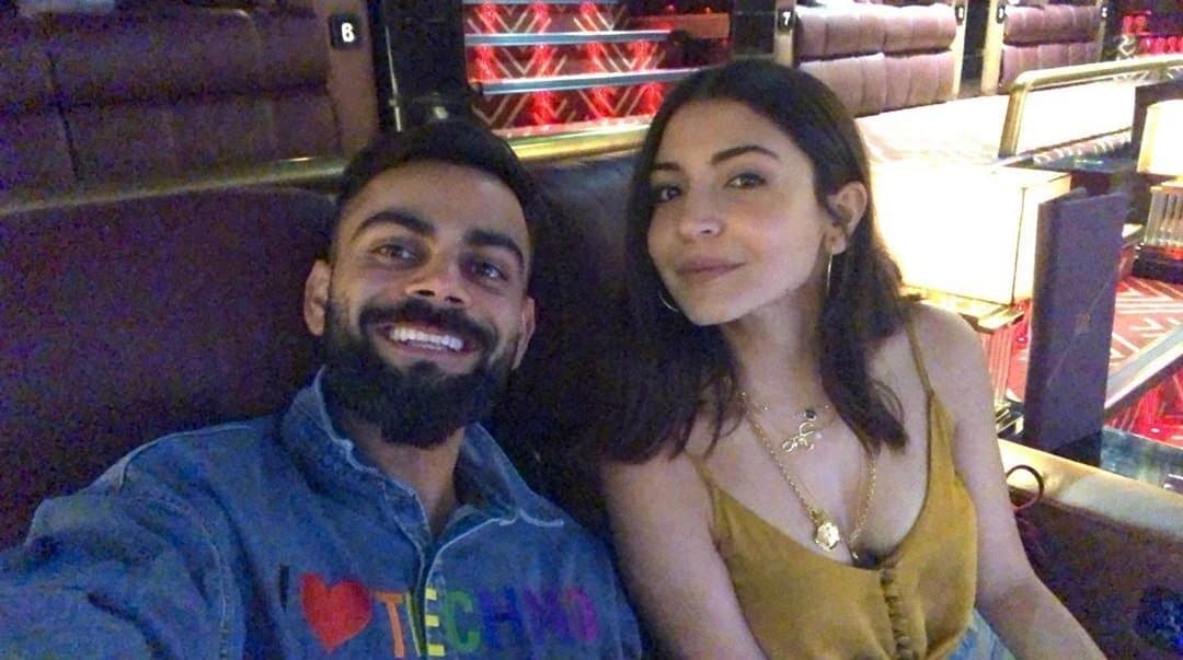 विश्वकप से पहले विराट कोहली ने मैच का टिकट मांगने वालों के सामने जोड़े हाथ, अनुष्का शर्मा ने कही ये बड़ी बात