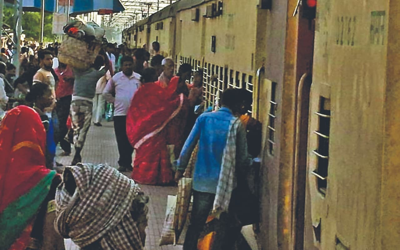 साहिबगंज : छठ के बाद स्टेशन में उमड़ी भारी भीड़, लंबी वेटिंग लिस्ट से यात्री परेशान