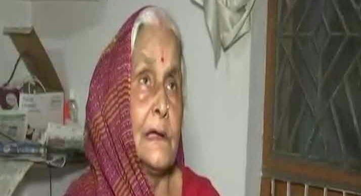 Vikas Dubey Encounter : मुठभेड़ की घटना सुनने के बाद पूजा से उठ गई विकास दुबे की मां, तबीयत हुई खराब Vikas Dubey Encounter : मुठभेड़ की घटना सुनने के बाद पूजा से उठ गई विकास दुबे की मां, तबीयत हुई खराब