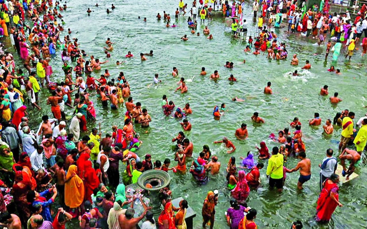 Makar Sankranti 2023: धूम-धाम से मनाया जा रहा मकर संक्रांति का पर्व, स्नान-दान का विशेष महत्व Makar Sankranti 2023: धूम-धाम से मनाया जा रहा मकर संक्रांति का पर्व, स्नान-दान का विशेष महत्व