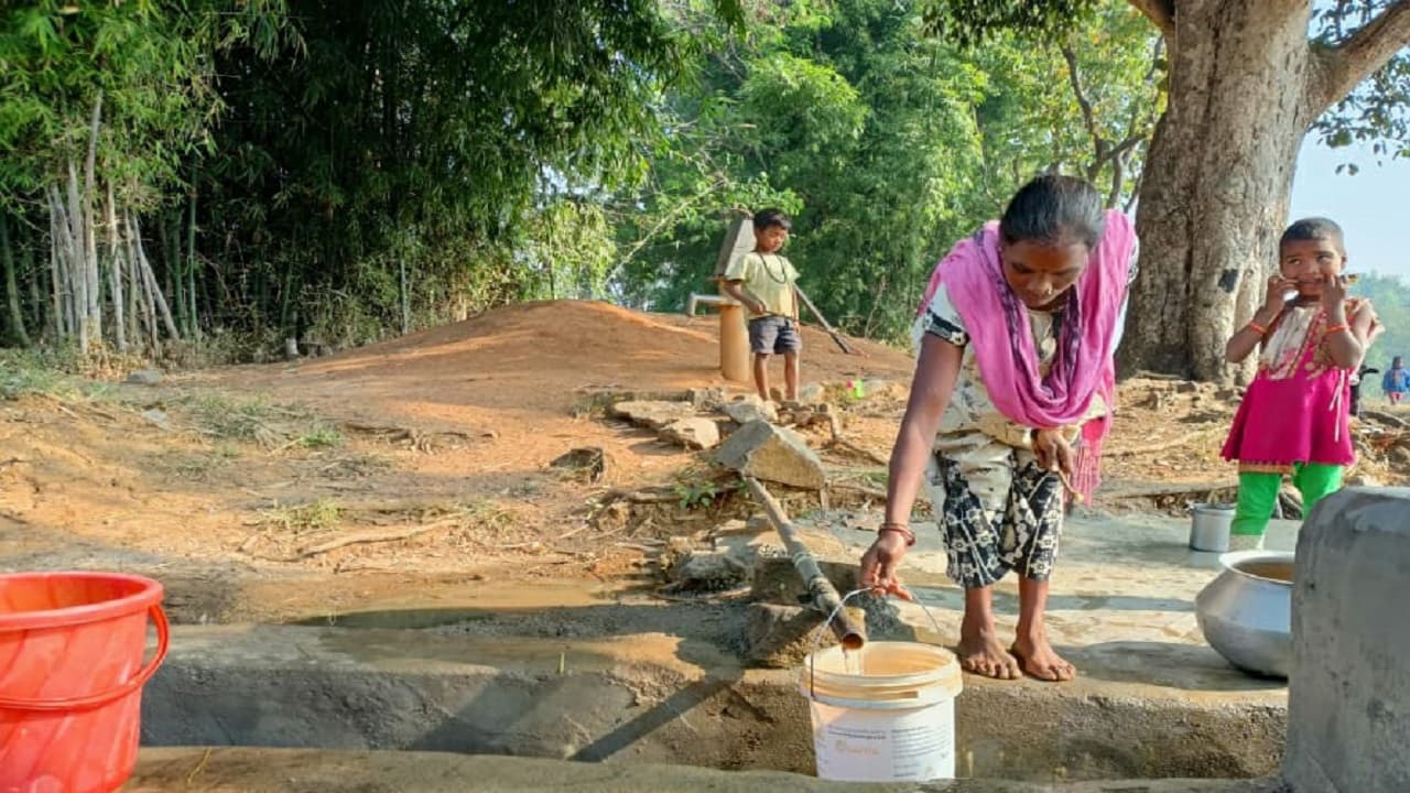Jharkhand News : झारखंड का एक ऐसा गांव, जहां चापाकल चलाये बिना 24 घंटे निकलता है पानी Jharkhand News : झारखंड का एक ऐसा गांव, जहां चापाकल चलाये बिना 24 घंटे निकलता है पानी