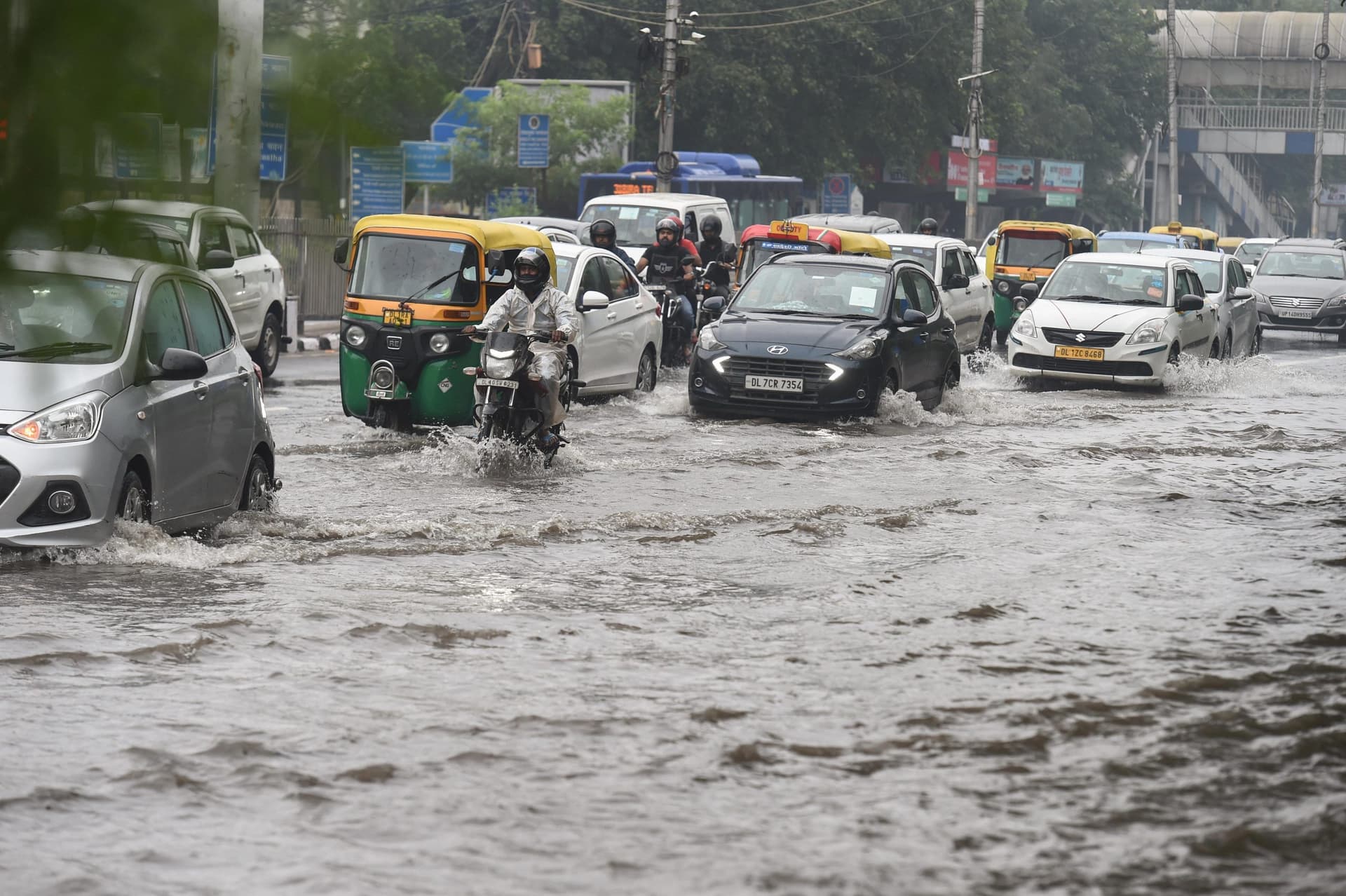 UP Weather Update: एनसीआर में बारिश से मौसम खुशनुमा, पूर्वांचल और मध्य यूपी को बादलों के बरसने का इंतजार