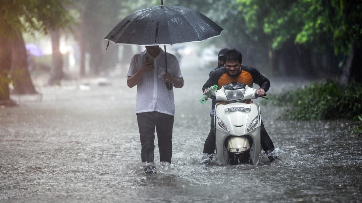 PHOTOS: झारखंड-UP में झमाझम बारिश, बिहार में जारी हुआ अलर्ट, जानें कैसा रहेगा आज का मौसम