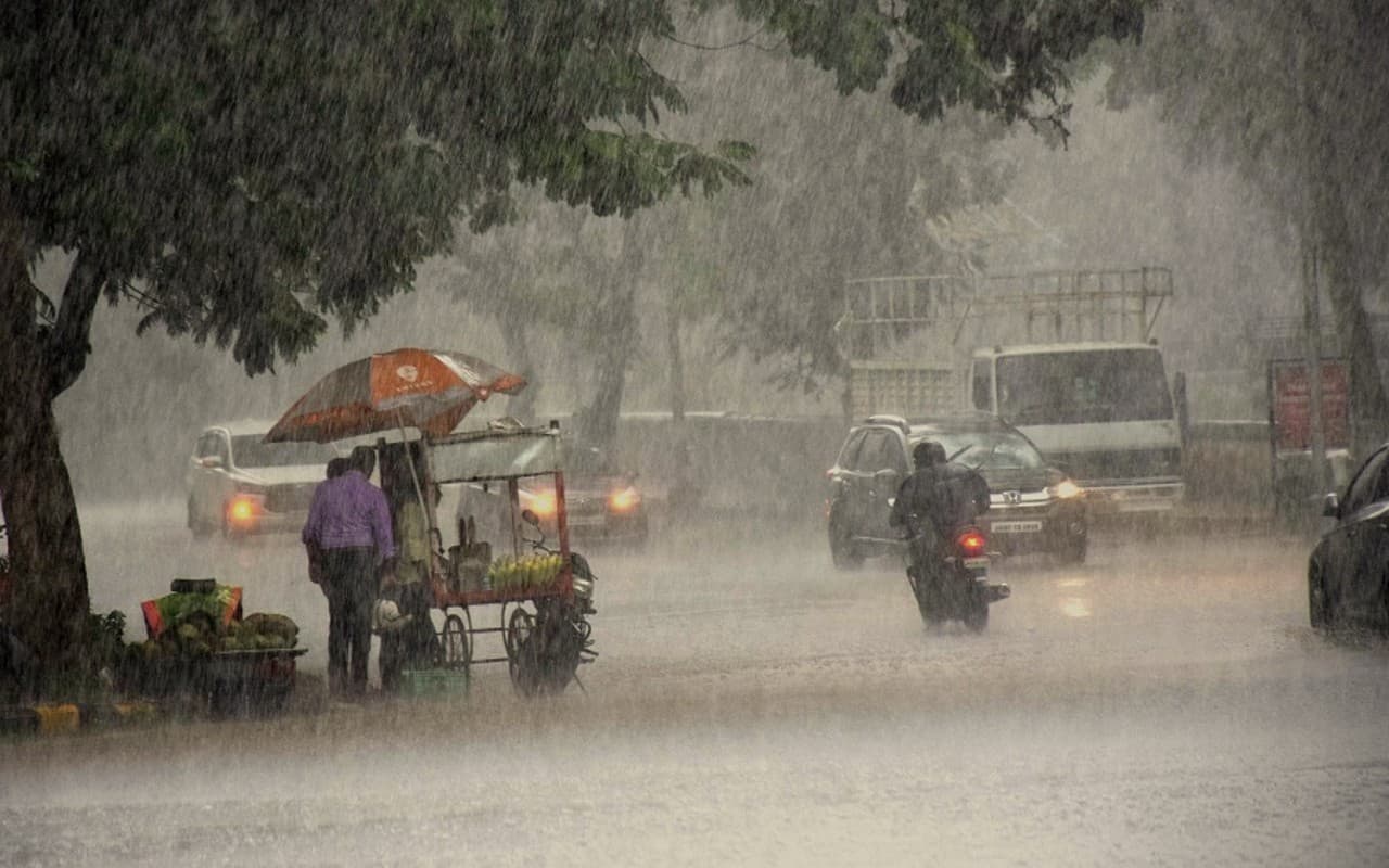 Weather Forecast Updates : दिल्ली में बारिश की संभावना, राजस्थान में भी कड़ाके की सर्दी