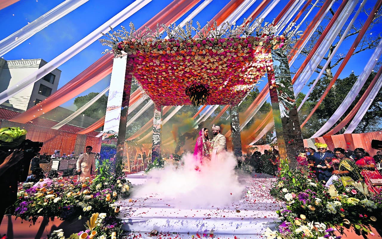 24 नवंबर से शुरू हो रहा विवाह का शुभ मुहूर्त, इस बार रांची में ओपेन एयर और सिनेमैटिक डेकोरेशन ट्रेंड में 24 नवंबर से शुरू हो रहा विवाह का शुभ मुहूर्त, इस बार रांची में ओपेन एयर और सिनेमैटिक डेकोरेशन ट्रेंड में
