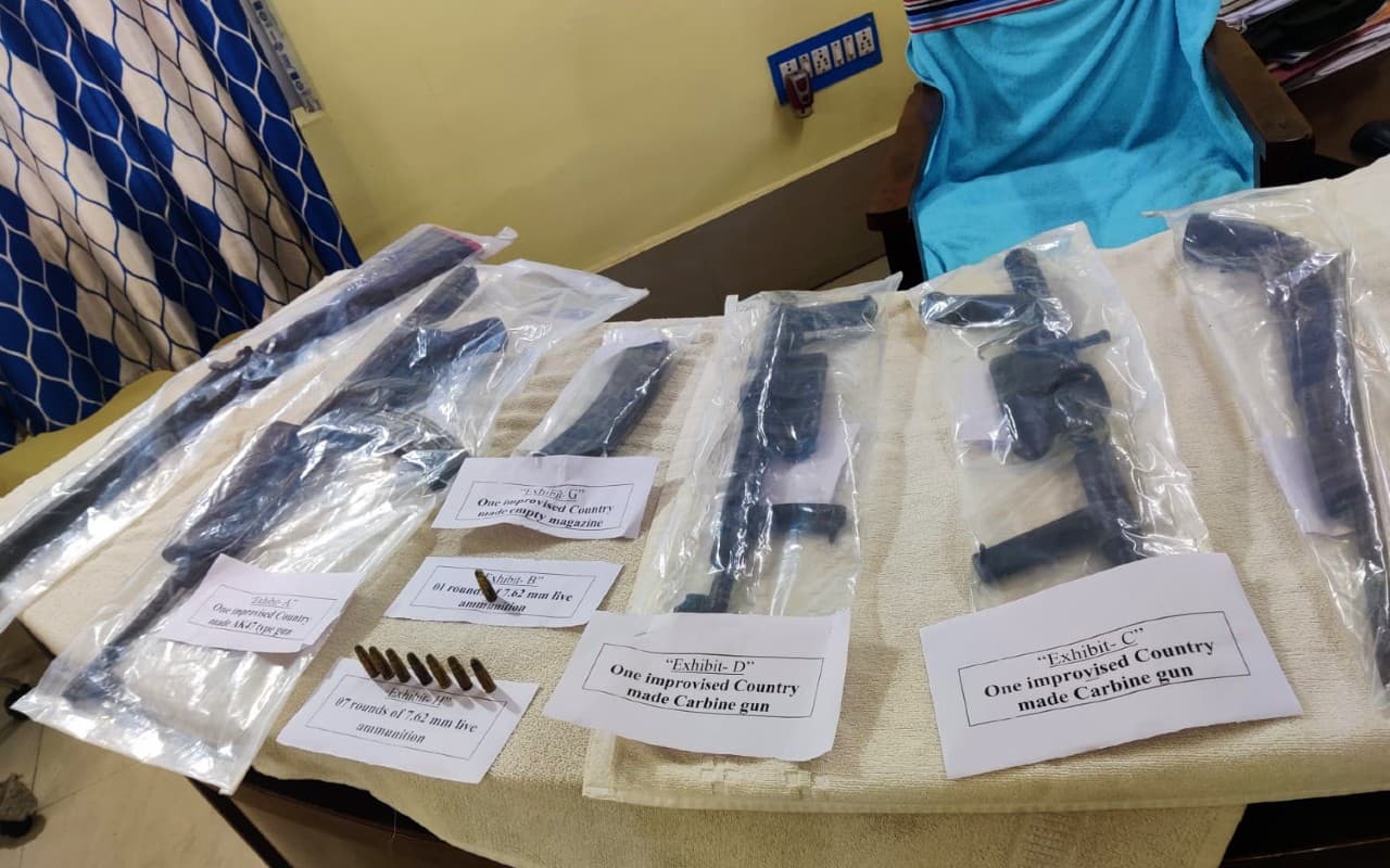 बंगाल में फिर मिला हथियारों का जखीरा, एक ही घर से एके47 समेत कई अत्याधुनिक हथियार जब्त बंगाल में फिर मिला हथियारों का जखीरा, एक ही घर से एके47 समेत कई अत्याधुनिक हथियार जब्त