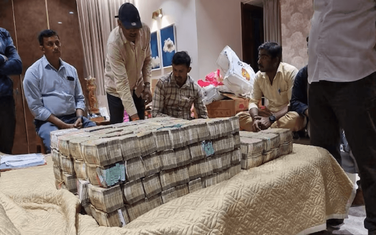 Karnataka: भाजपा विधायक का बेटा 40 लाख रुपये घूस लेते रंगेहाथ गिरफ्तार, विधायक आवास से मिले 6 करोड़