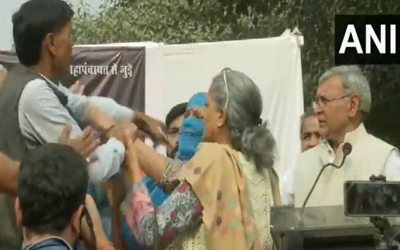 Shraddha Murder Case: श्रद्धा पर महापंचायत में मचा संग्राम, मंच पर महिला ने शख्स को चप्पल से पीटा, Video