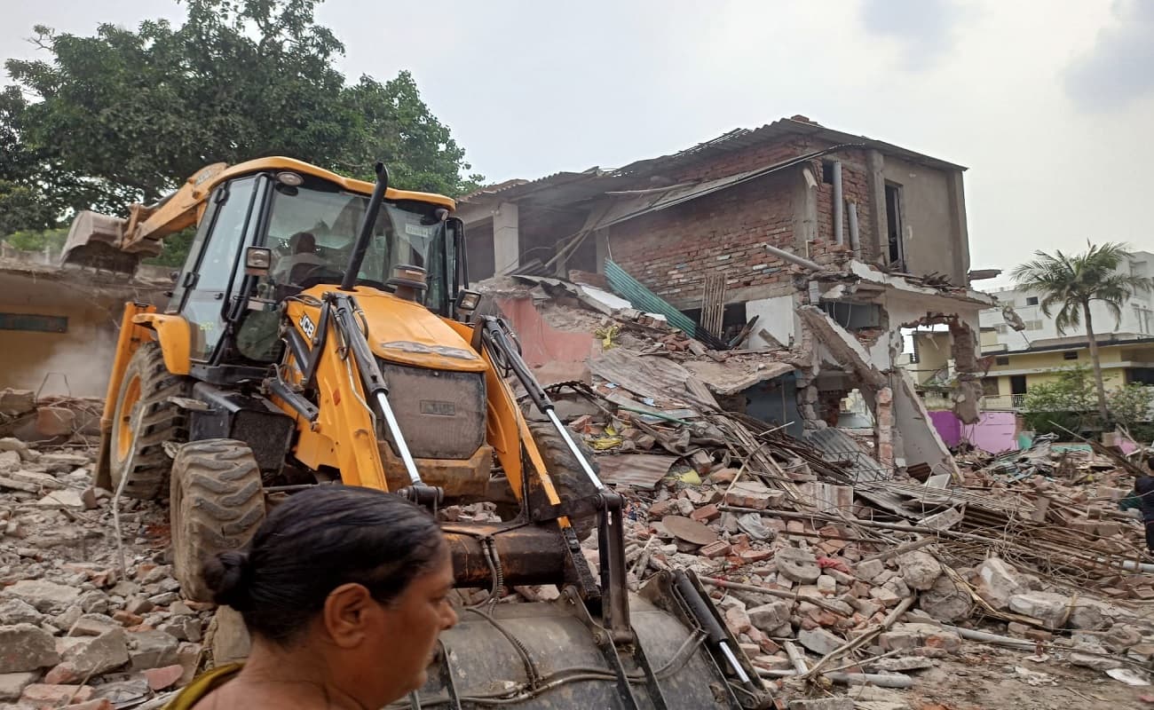 PHOTOS : पटना में अतिक्रमण पर चला बुलडोजर, तोड़ी गयी कई दुकानें