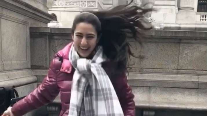 न्यूयर्क की सड़कों पर मस्ती में नाचती नजर आईं Sara Ali Khan, फैंस बोले- वाह