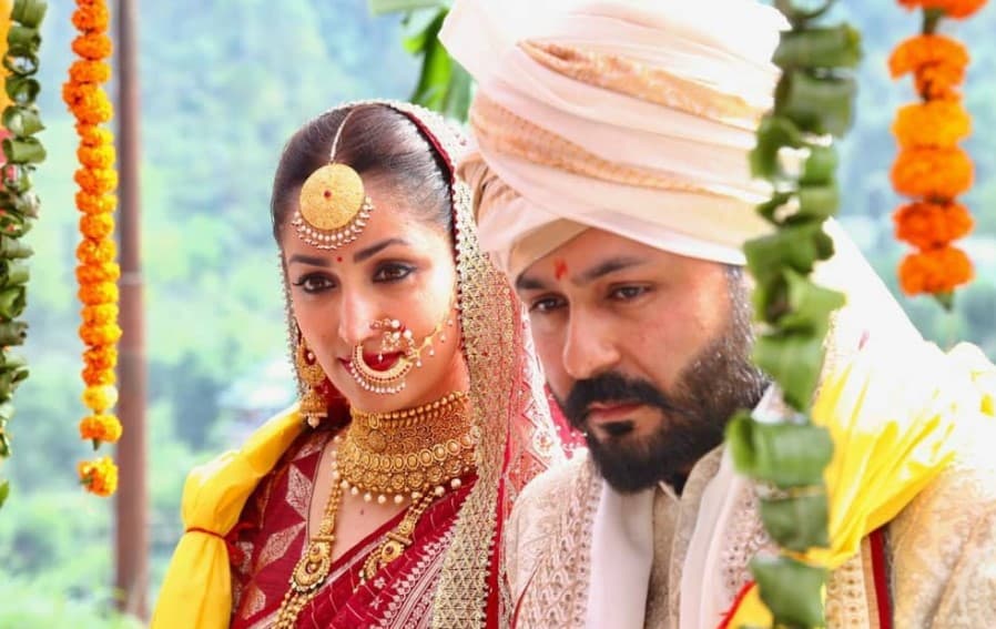 एयरपोर्ट पर दिखीं नई नवेली दुल्हन Yami Gautam, लाल चूड़ा पहने पति संग बेहद खूबसूरत अंदाज