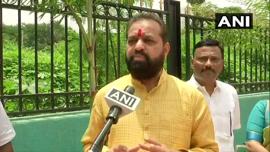 शिवसेना विधायक की दबंगई, नाली के पानी में ठेकेदार को जबरन बैठाया, सोशल मीडिया पर खूब वायरल हो रहा है वीडियो