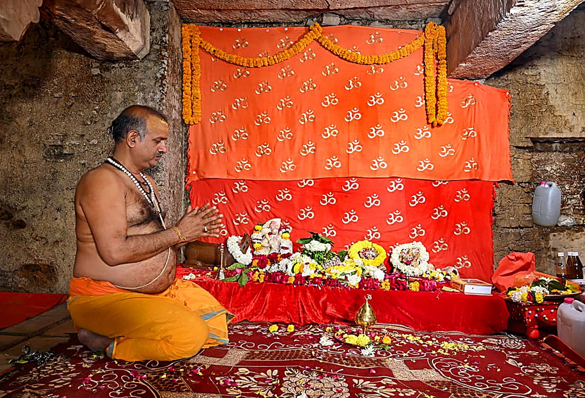Gyanvapi : व्यासजी के तहखाने का एक लाख श्रद्धालुओं ने किया दर्शन, मसाजिद कमेटी की याचिका पर कल होगी सुनवाई