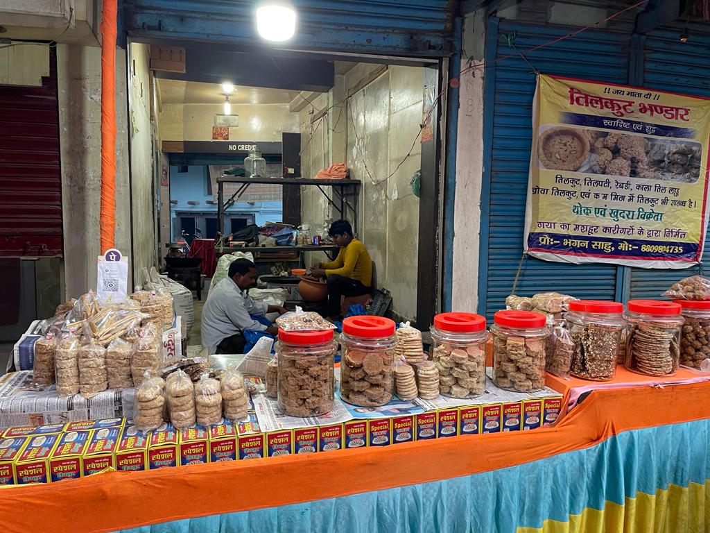 लोहरदगा: बाज़ारों में बिखरने लगी है तिल की खुशबू, मकर संक्राति की तैयारी में जुटे कारीगर, सजी तिलकूट की दुकानें