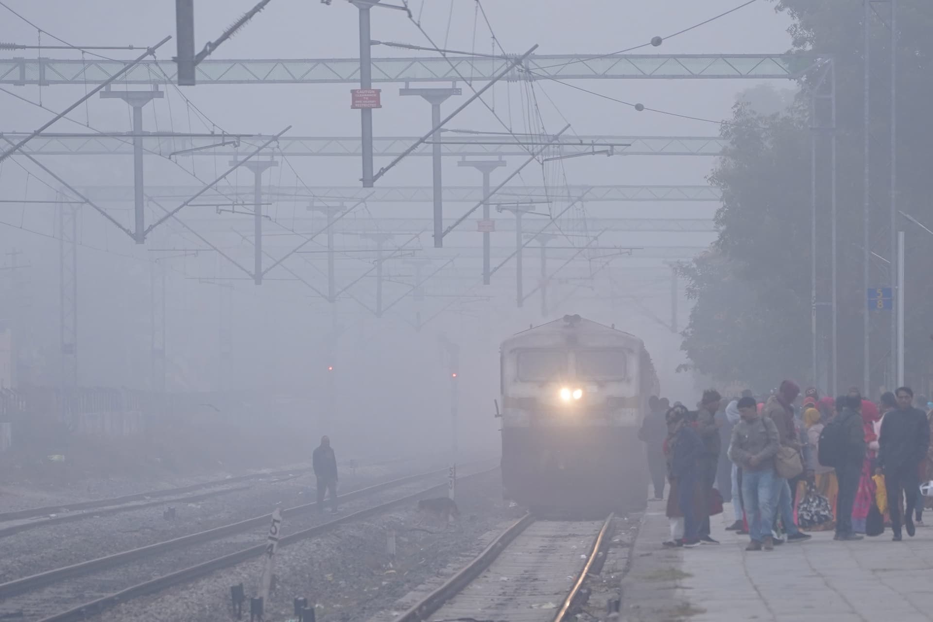 बिहार: ठंड से यात्रियों का हाल बेहाल, कोहरे के कारण ट्रेनों की रफ्तार धीमी, अगले दिन पहुंच रहीं रात वाली ट्रेन