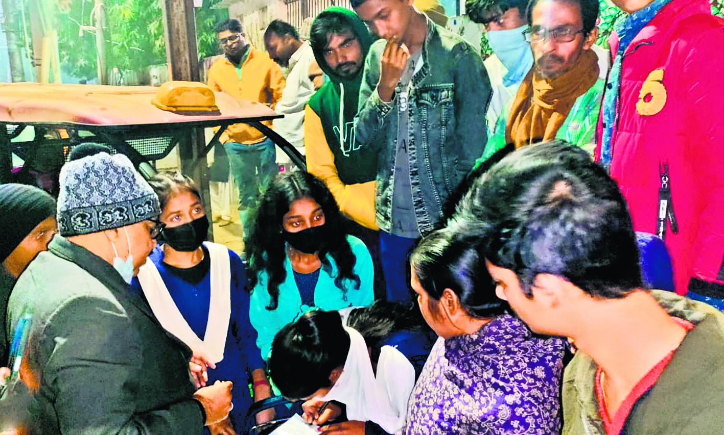 पटना: छेड़खानी करने वाला डांस ट्रेनर गिरफ्तार, अश्लील हरकत करने वाले शिक्षक के खिलाफ DM आवास पहुंची छात्राएं