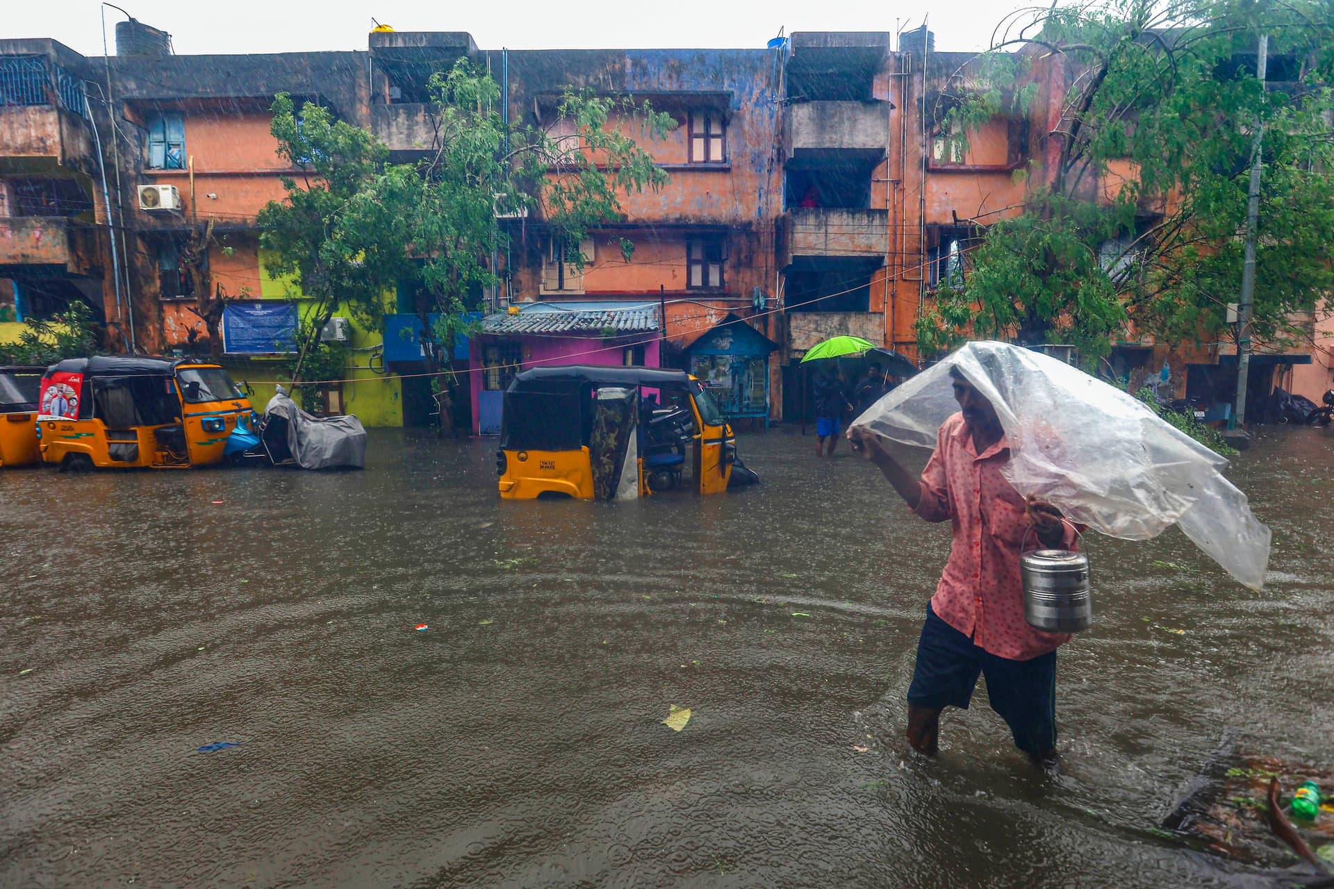 Cyclone Michaung Effect: तूफान के बाद भी तबाही का असर, स्कूल-कॉलेज बंद