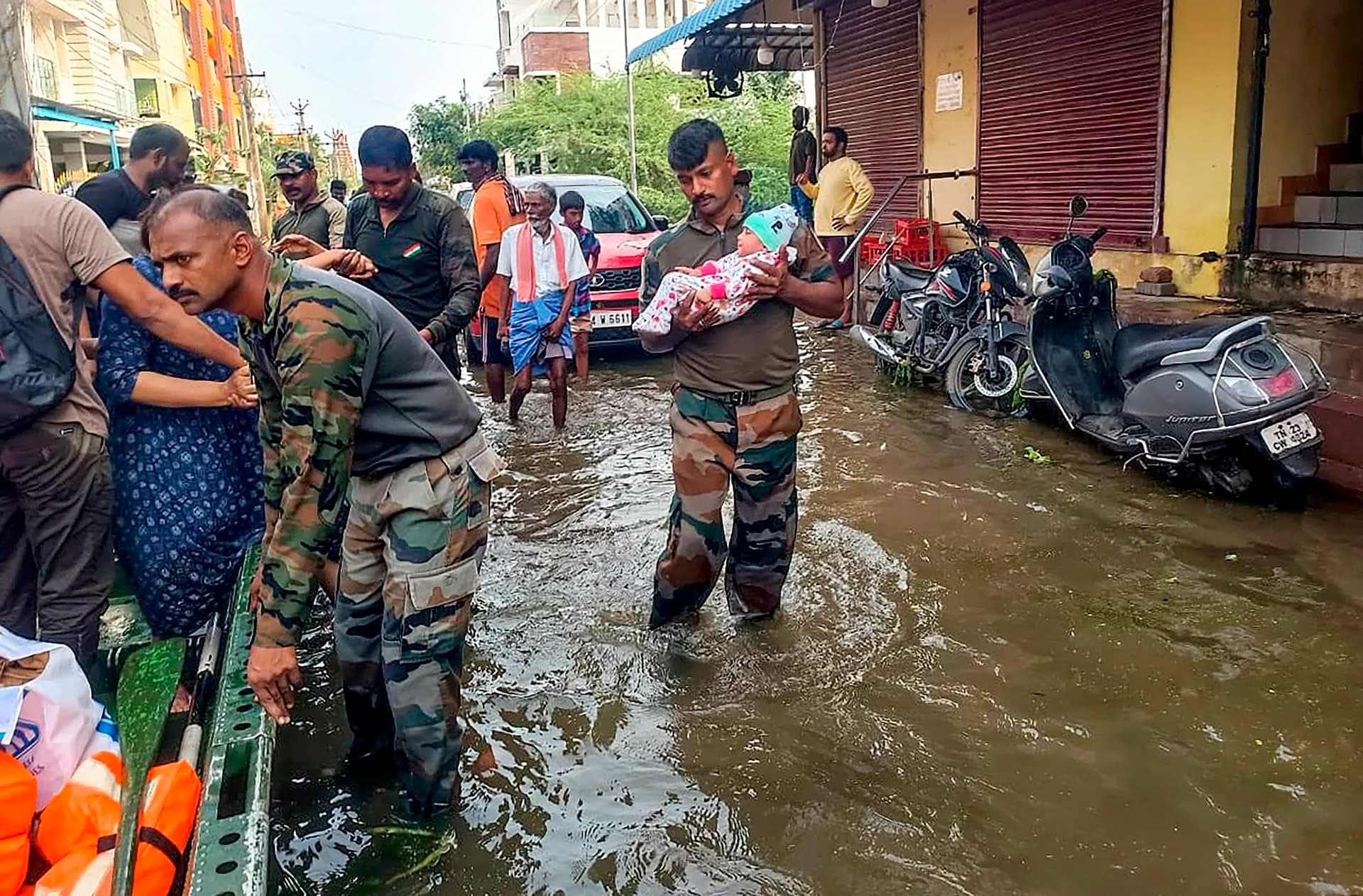 Weather Forecast: मिचौंग ने चेन्नई में मचाई तबाही, स्कूल-कॉलेज बंद, इन राज्यों में भारी बारिश की चेतावनी