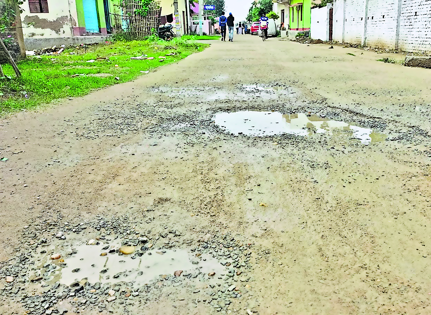 दो महीने बाद ही टूट गया दूसरी बार बना भभुआ का हवाई अड्डा रोड, 25 लाख से अधिक की राशि बर्बाद