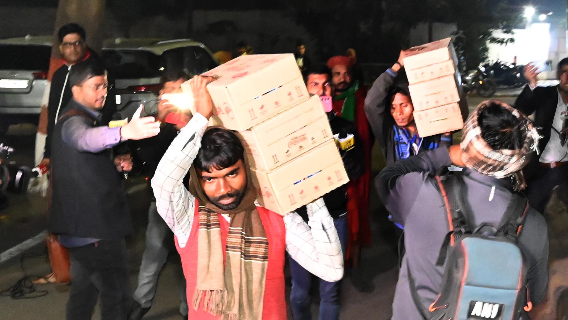 PHOTOS: राजद विधायकों ने तेजस्वी यादव के आवास पर मंगवाई दवाइयां, कपड़े और गिटार, खेल रहे अंताक्षरी