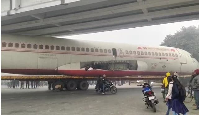 मोतिहारी में ब्रिज के नीचे फंसा ‘हवाई जहाज’, दो घंटे तक जाम रहा नेशनल हाईवे, लगी रही लोगों की भीड़