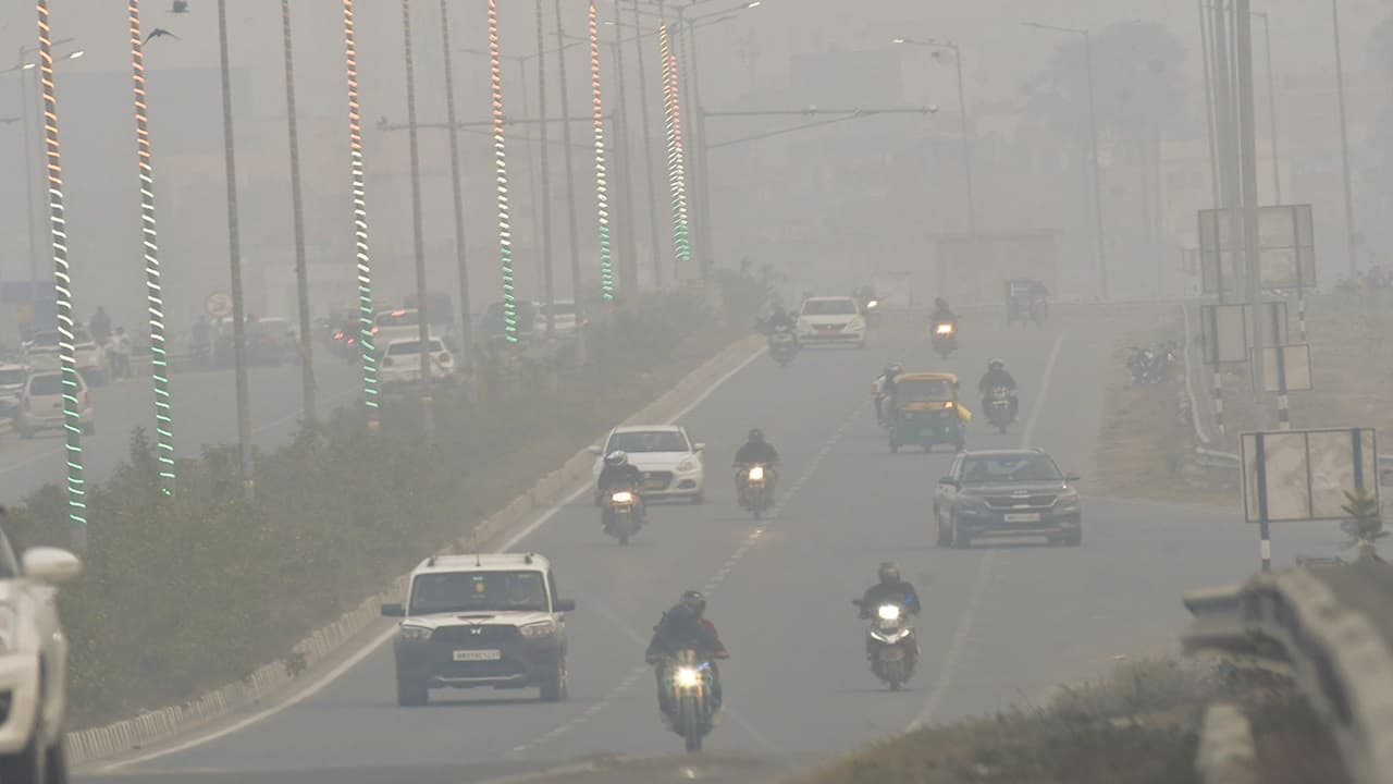बिहार में ठंड ने बढ़ाई परेशानी, खतरनाक शीतलहर की चेतावनी, देखिए कोहरे की चादर से लिपटा शहर