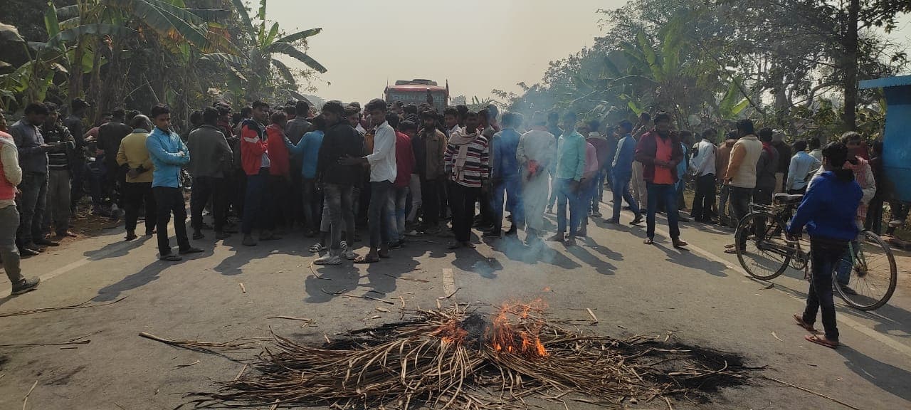 मैट्रिक परीक्षा देने जा रहे छात्र की हादसे में मौत, विरोध में सड़क जाम, हंगामा व आगजनी