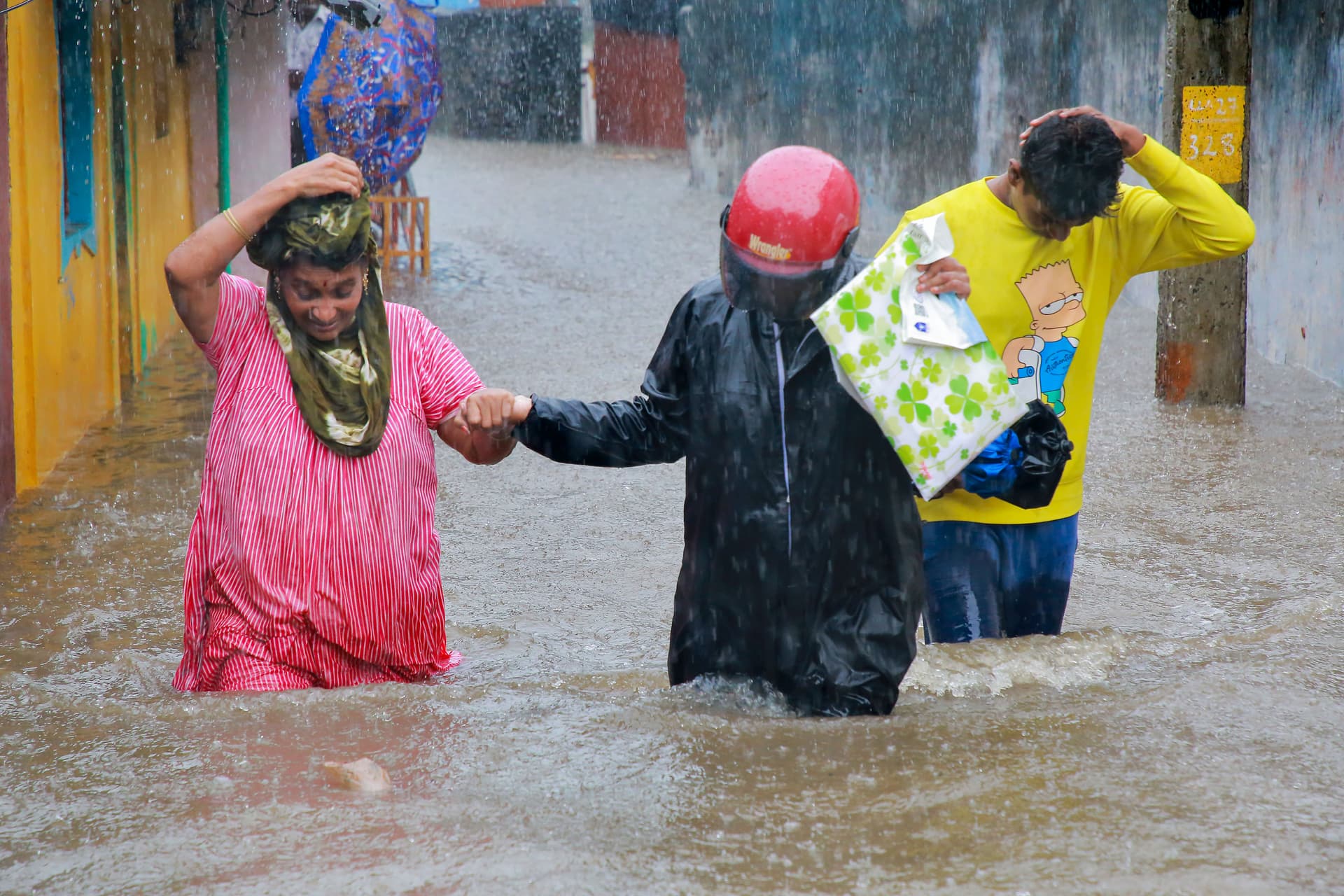 Weather Forecast: मैदानी इलाकों में और बढ़ेगी ठंड, दक्षिण के राज्यों में भारी बारिश, जानें आज का मौसम