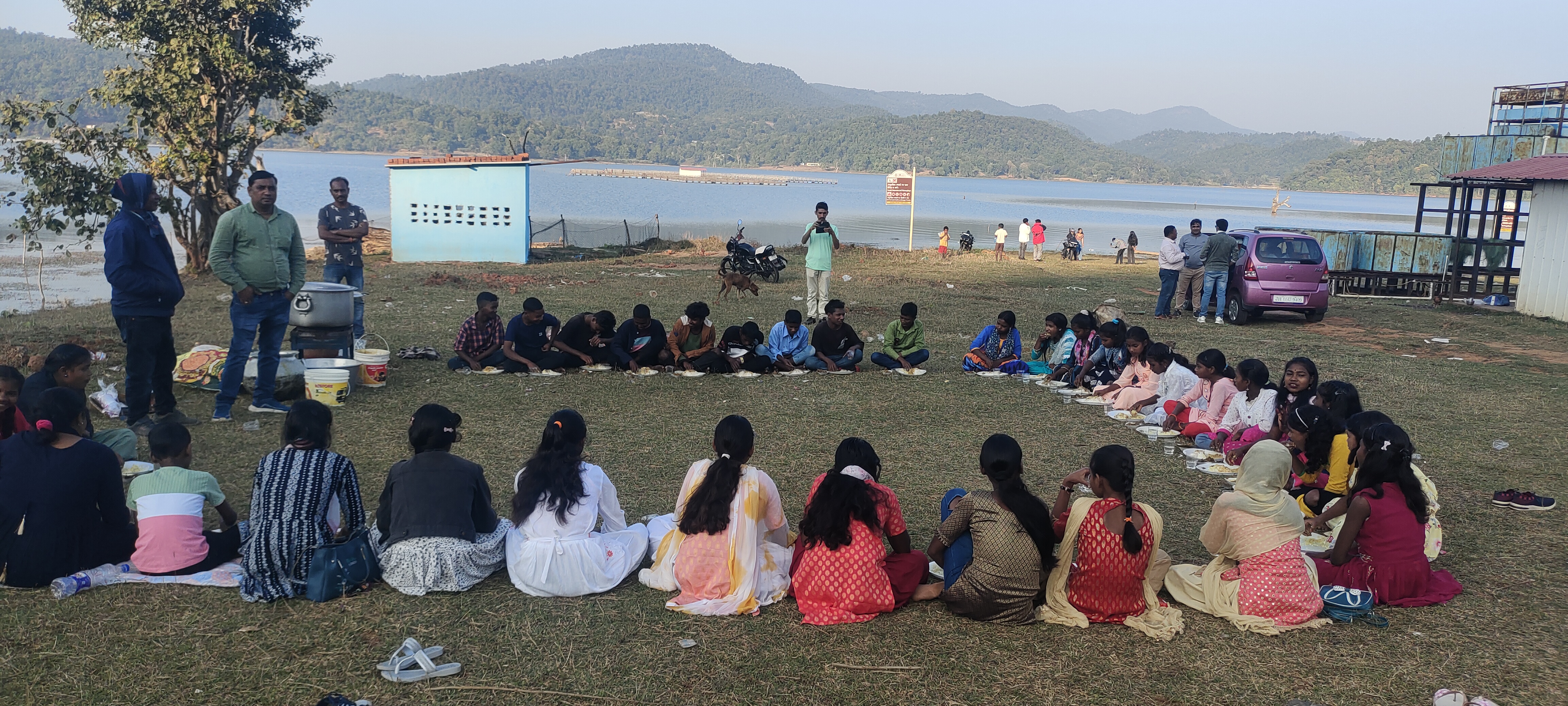 पश्चिमी सिंहभूम : सोनुआ के पंसुवा डैम में पिकनिक को लेकर उमड़ने लगी है सैलानियों की भीड़