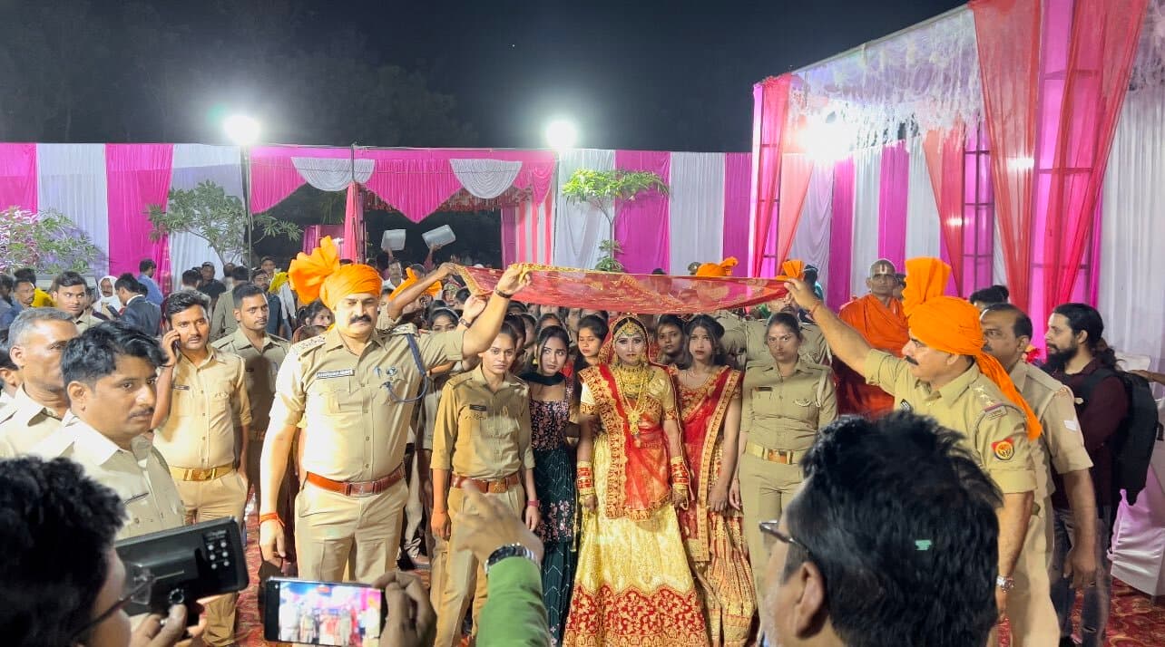 मुंहबोली बहन की शादी में पुलिस वालों का जलवा, एनकाउंटर स्पेशलिस्ट DSP ने परिवार की झोली में भर दी खुशियां